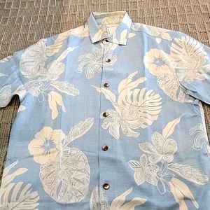 NEW TOMMY BAHAMA Hawaiian shirt.  Light blue with cream tropical designs. Size M